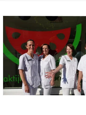 Het team voor de praktijk met de watermeloen